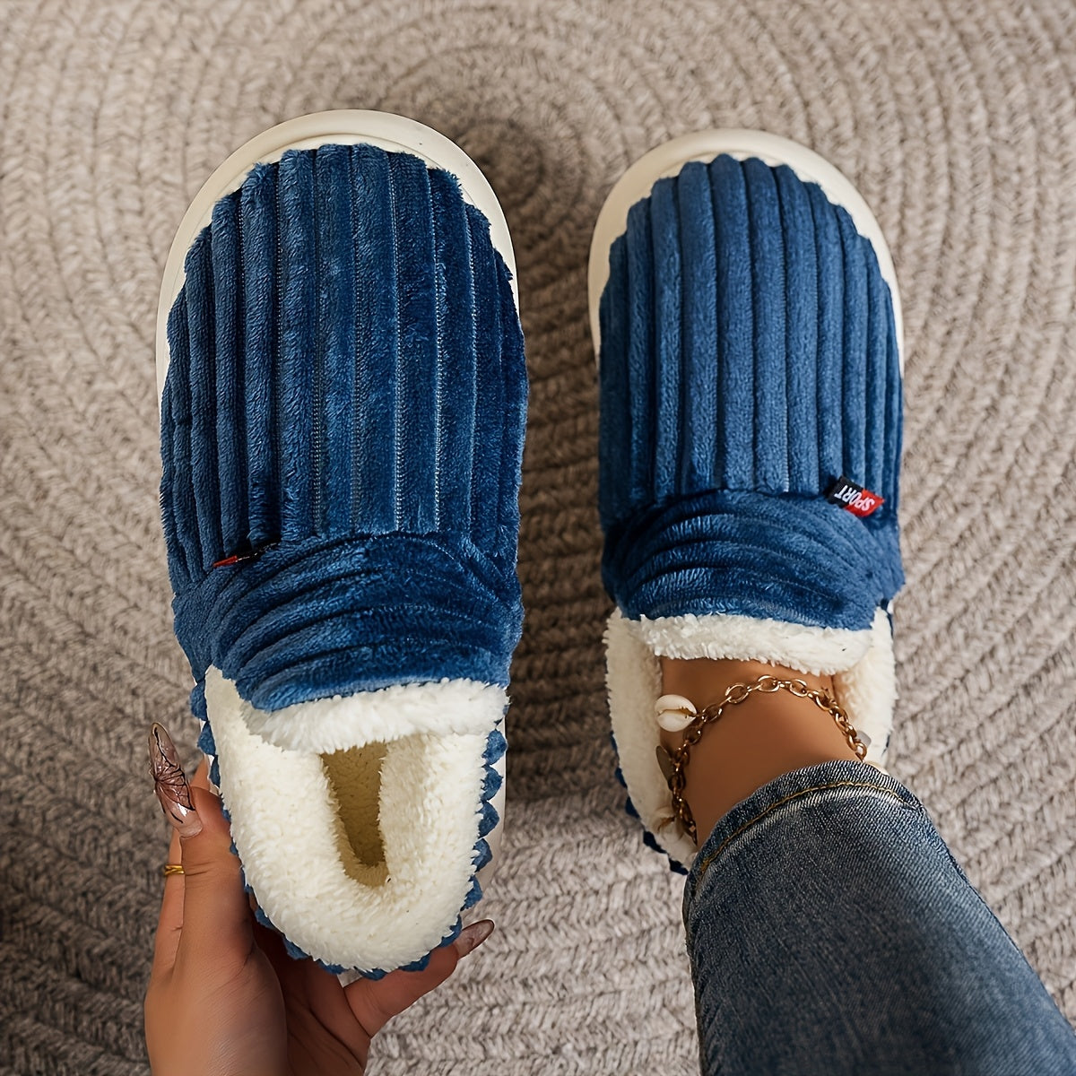 Vera – stickade tofflor
