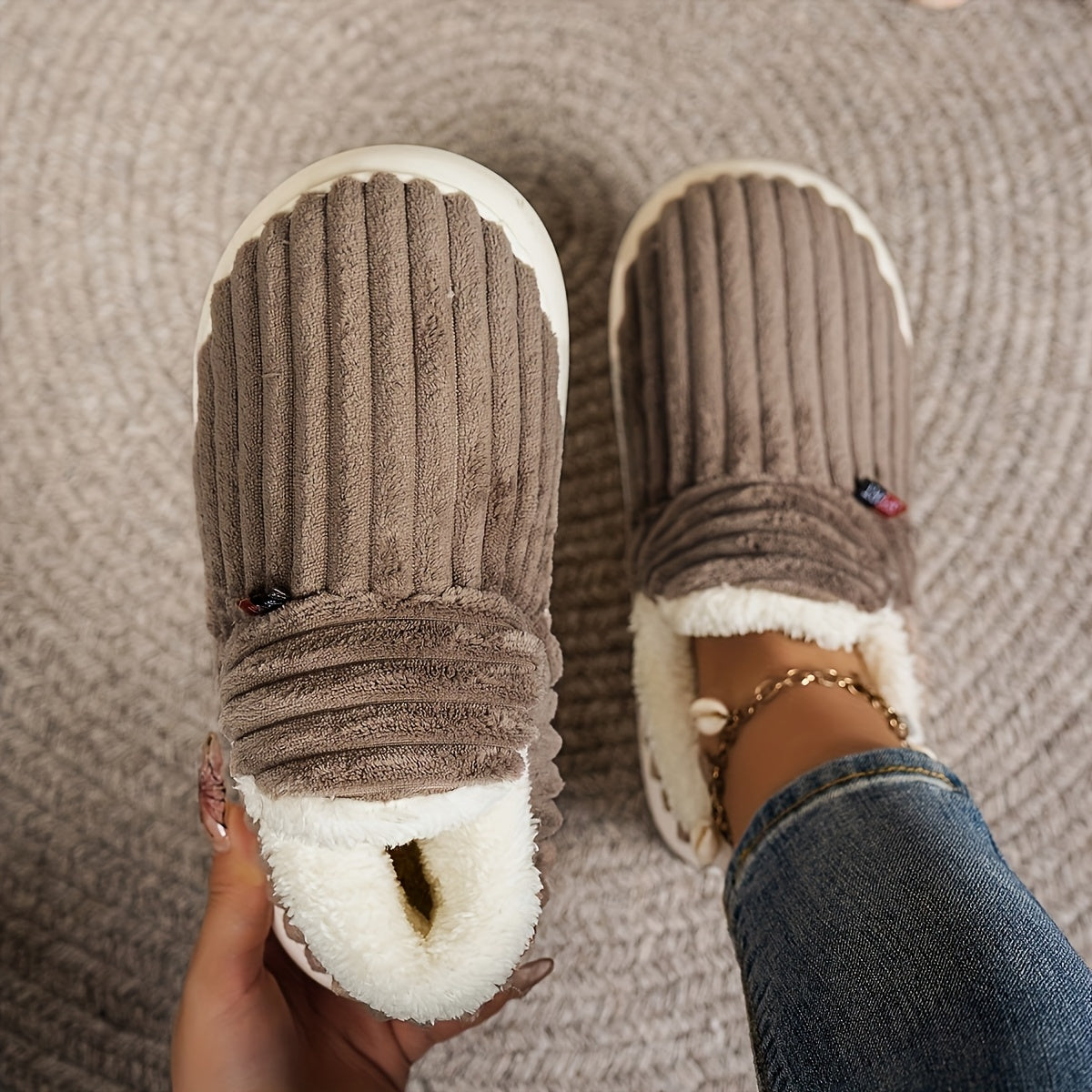 Vera – stickade tofflor