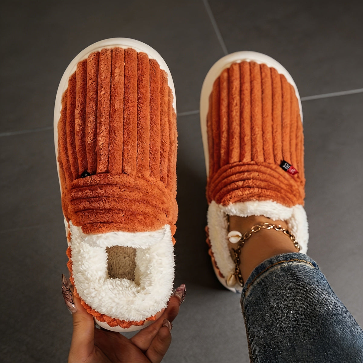 Vera – stickade tofflor
